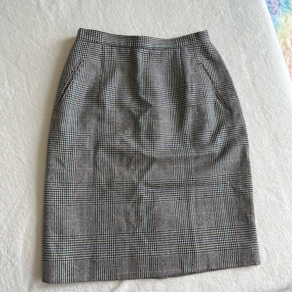 **Burberry Vintage Wool Skirt - Classic Houndstooth (Size S)**